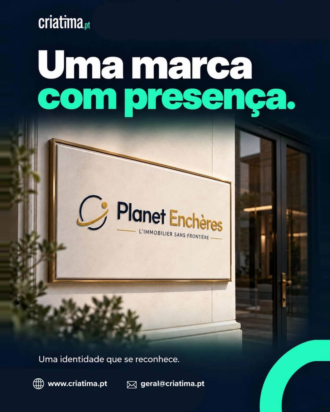 Exterior sign with the Planet Enchères logo